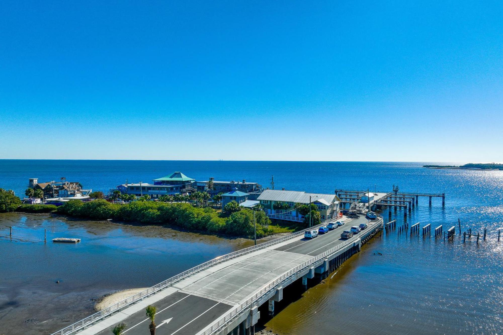 Beachfront Cedar Key Retreat With Pool Access! Exterior photo
