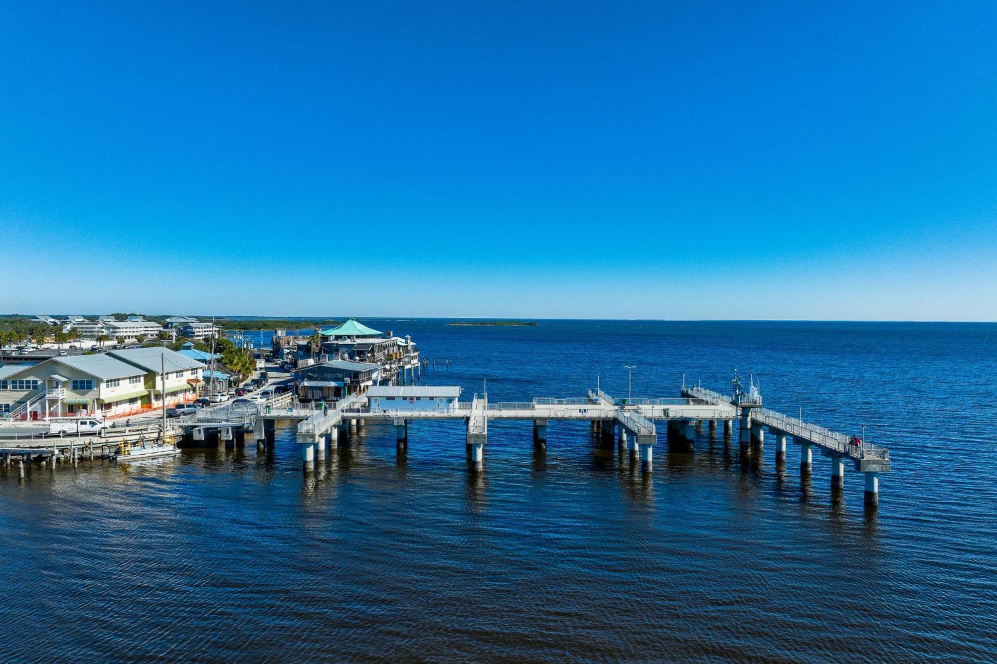 Beachfront Cedar Key Retreat With Pool Access! Exterior photo