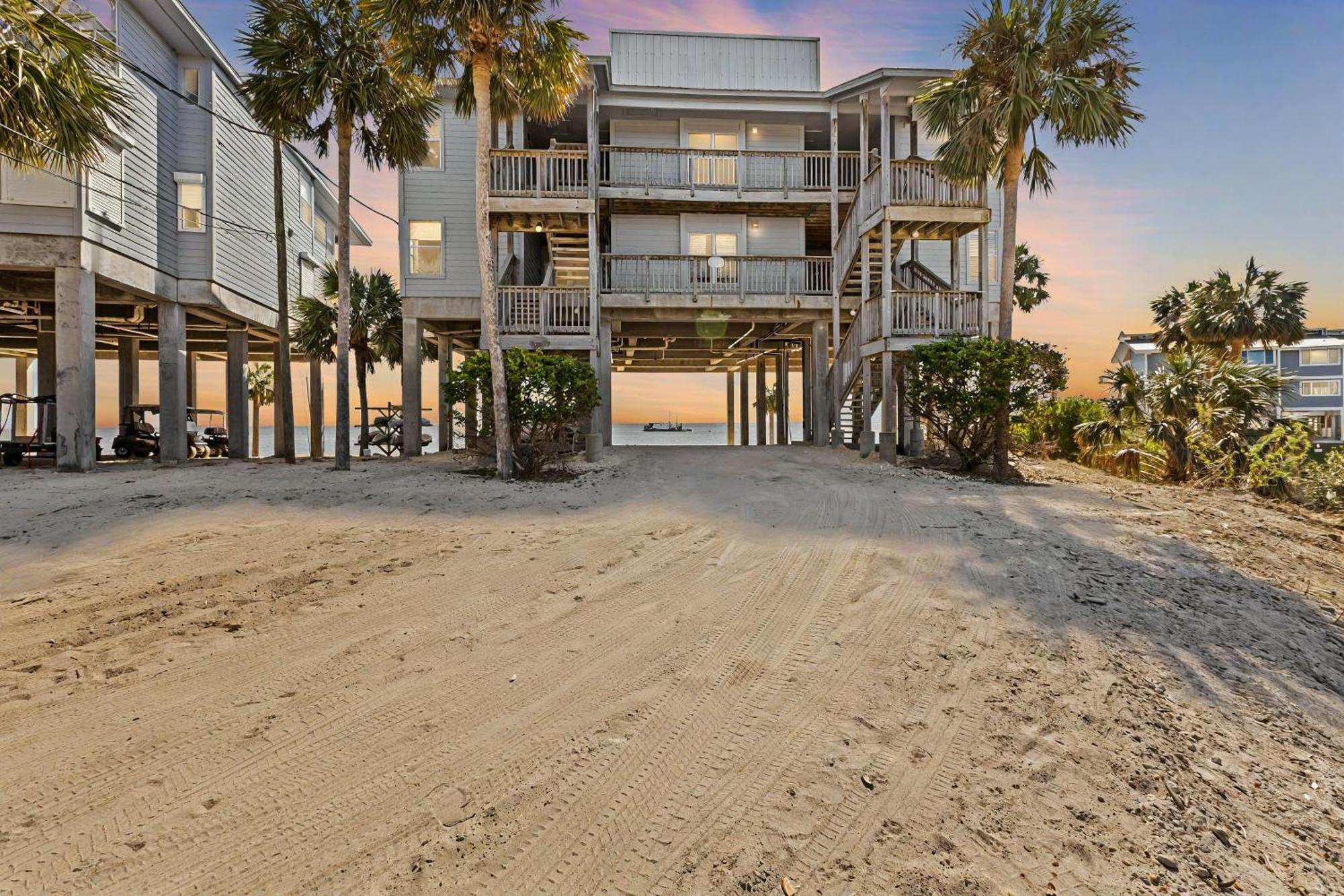 Beachfront Cedar Key Retreat With Pool Access! Exterior photo